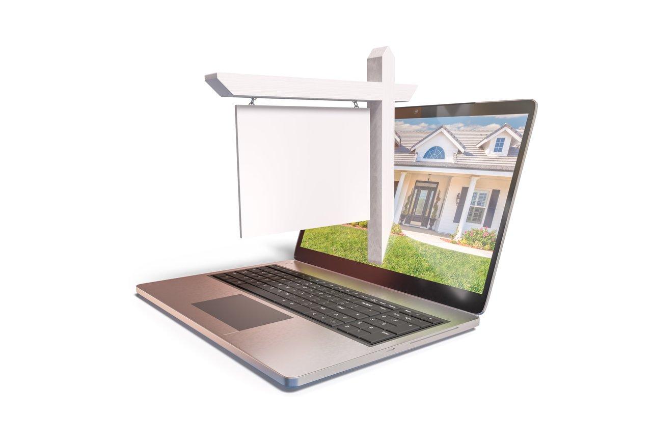Copropriétaires participant à une réunion de copropriété en mode virtuel via visioconférence sur ordinateur portable, illustrant un virtual property meeting efficace.