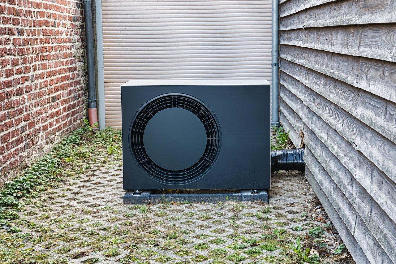 Installation d'une pompe à chaleur moderne pour un chauffage écologique et efficace dans une maison rénovée.