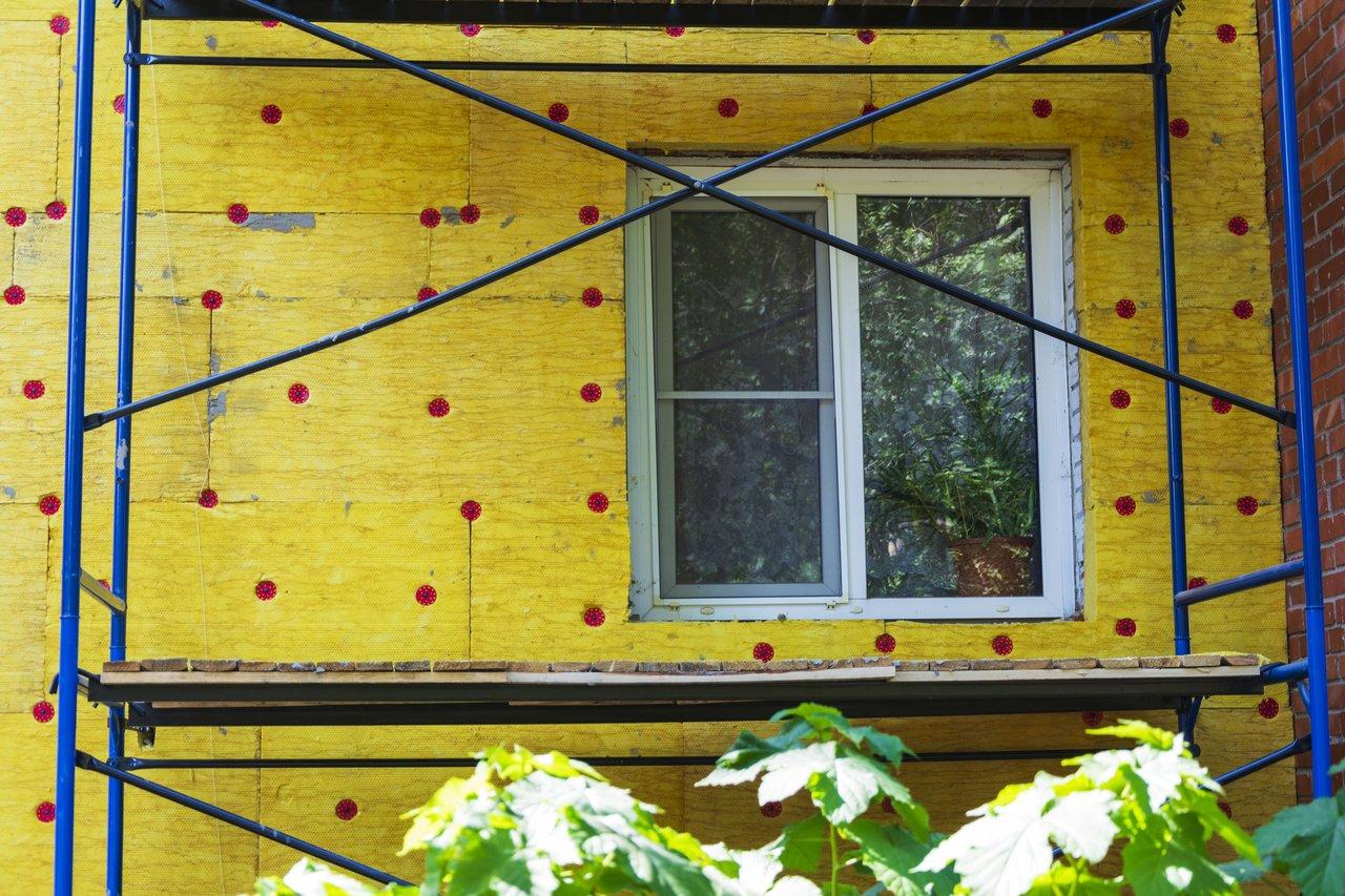 Isolation de combles et remplacement de fenêtres pour une rénovation énergétique efficace.