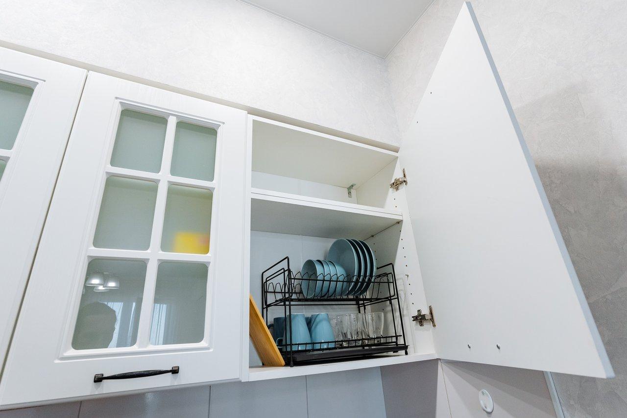 Exemple d'agencement optimisé de rangement dans une kitchen corner storage moderne et organisée.