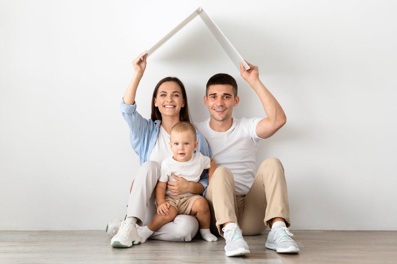 Famille heureuse dans une maison économe en énergie, illustrant l'efficacité énergétique et la rénovation durable.