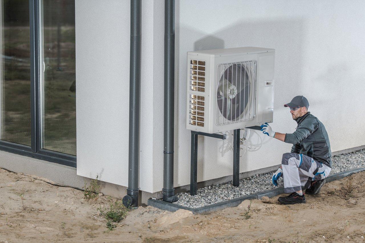 Installation d'une pompe à chaleur aérothermique dans un jardin pour un chauffage écologique et performant.