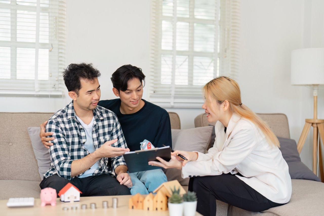 Réunion de famille autour d’un projet immobilier, essentielle pour une stratégie d’investissement en SCI.