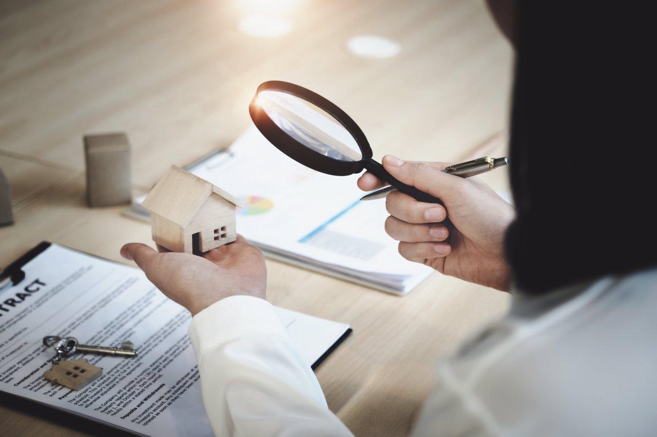 Discussion sur l'inspection immobilière lors d'une visite, essentielle pour éviter les erreurs lors de l'achat.