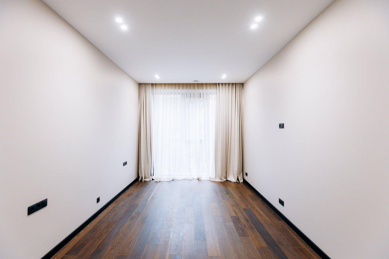Appartement lumineux au design minimaliste avec murs neutres et espace désencombré pour valoriser la vente.