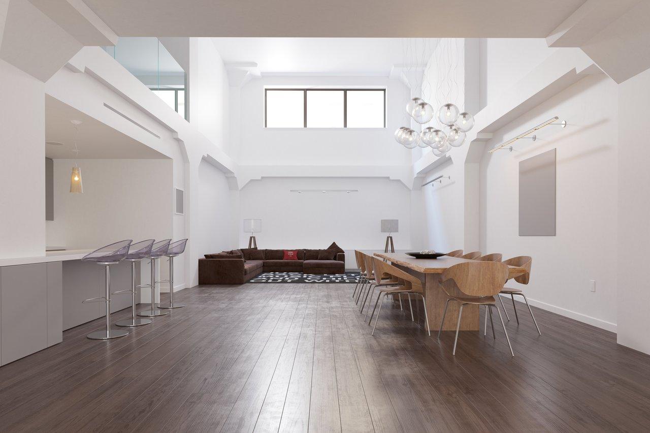 Intérieur d'une rénovation moderne d’un loft spacieux avec isolation, baie vitrée neuve et décoration tendance.