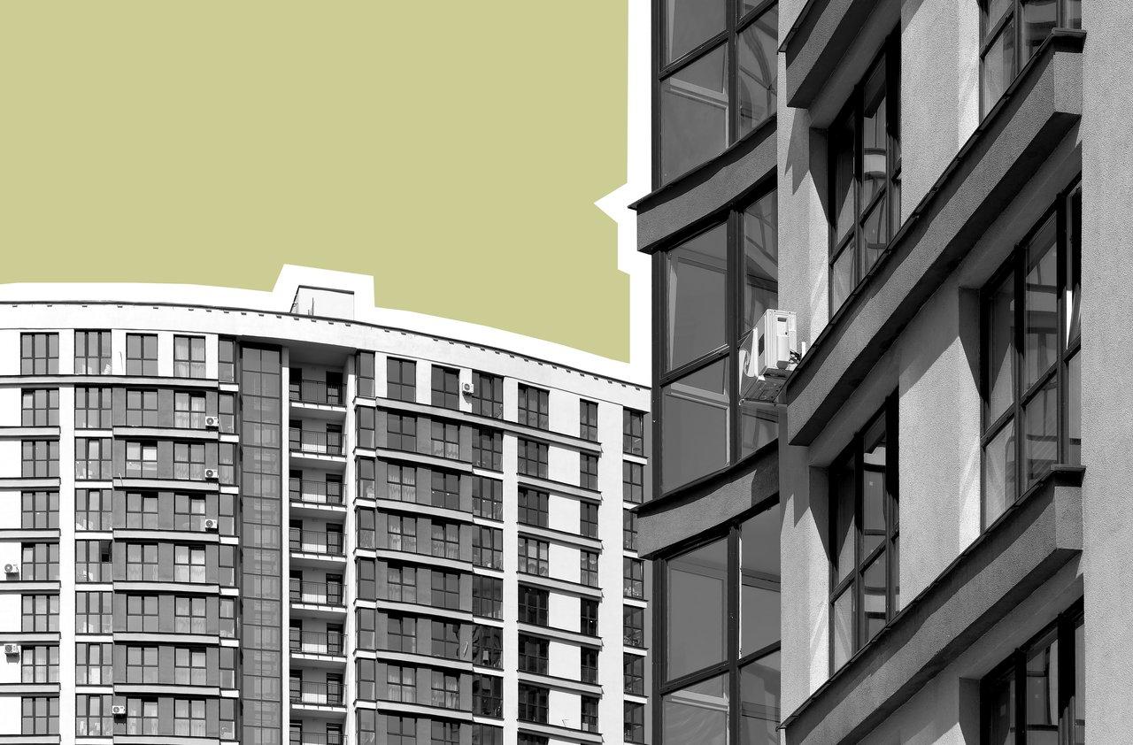 Réunion de copropriété dans un immeuble moderne avec ascenseur, documents financiers en discussion.