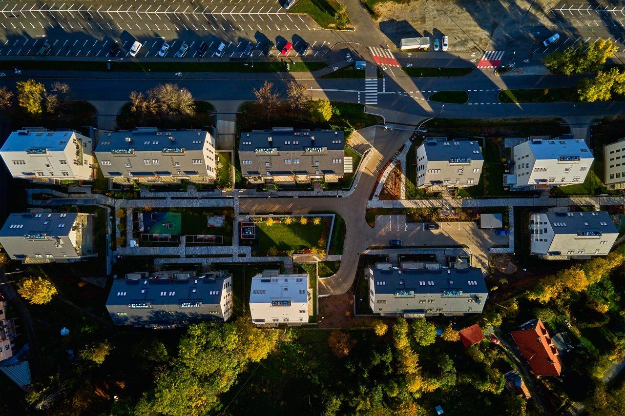 Un quartier rénové et dynamique avec immeubles modernes, espaces verts et infrastructures bien entretenues.