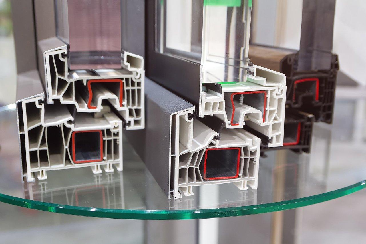 Vue en coupe de fenêtres modernes double et triple vitrage en PVC, offrant isolation optimale.