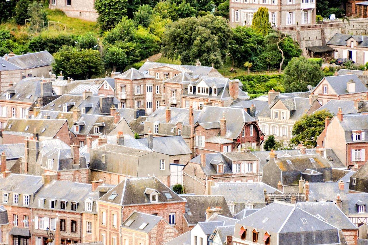 Vue urbaine contrastant avec l'habitat rural illustrant les disparités des urban rural housing prices France.